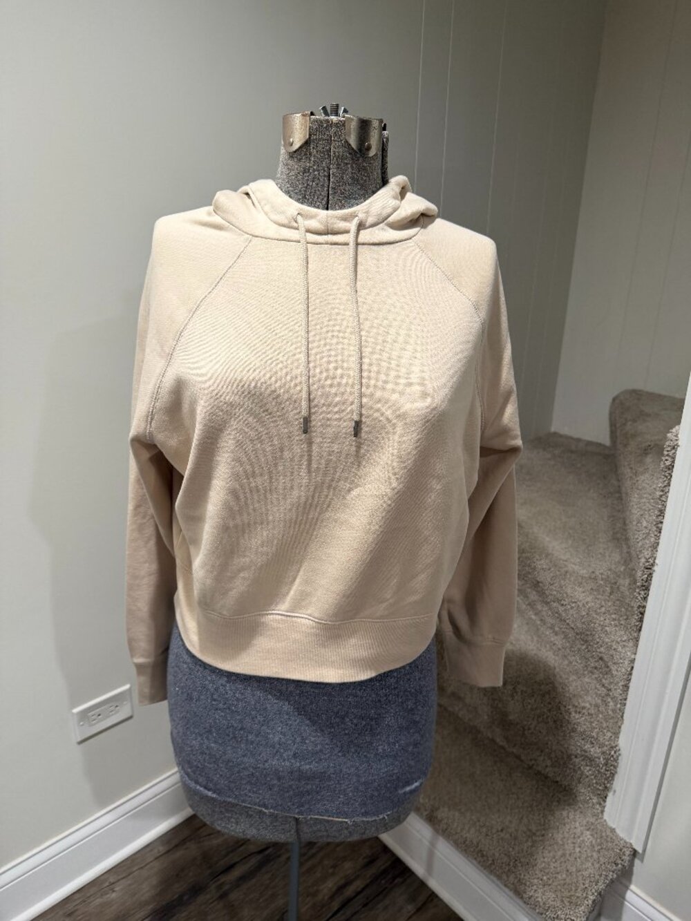 Universal Thread Cream Pullover Hoodie Women’s L Cozy Casual Sweatshirt